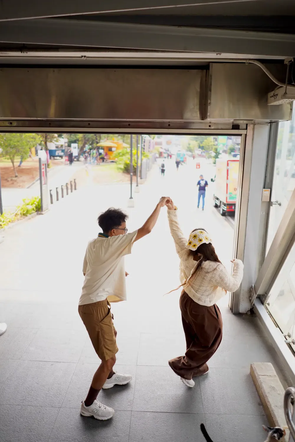Satria dan Febianti berdansa di lorong jembatan penyeberangan