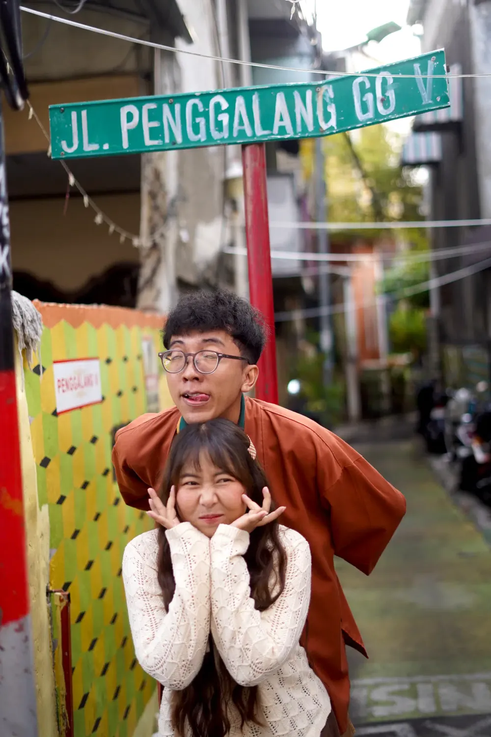 Satria dan Febianti berpose di gang Jl. Penggalang