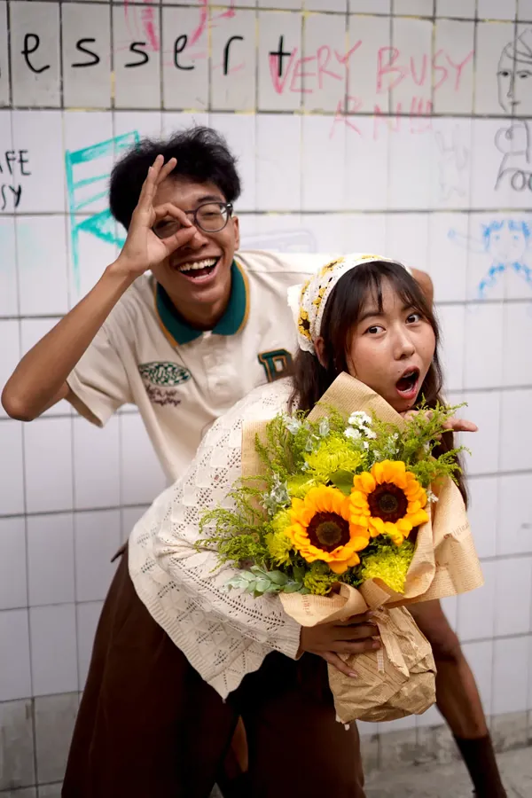 Satria dan Febianti bercanda di depan dinding penuh coretan